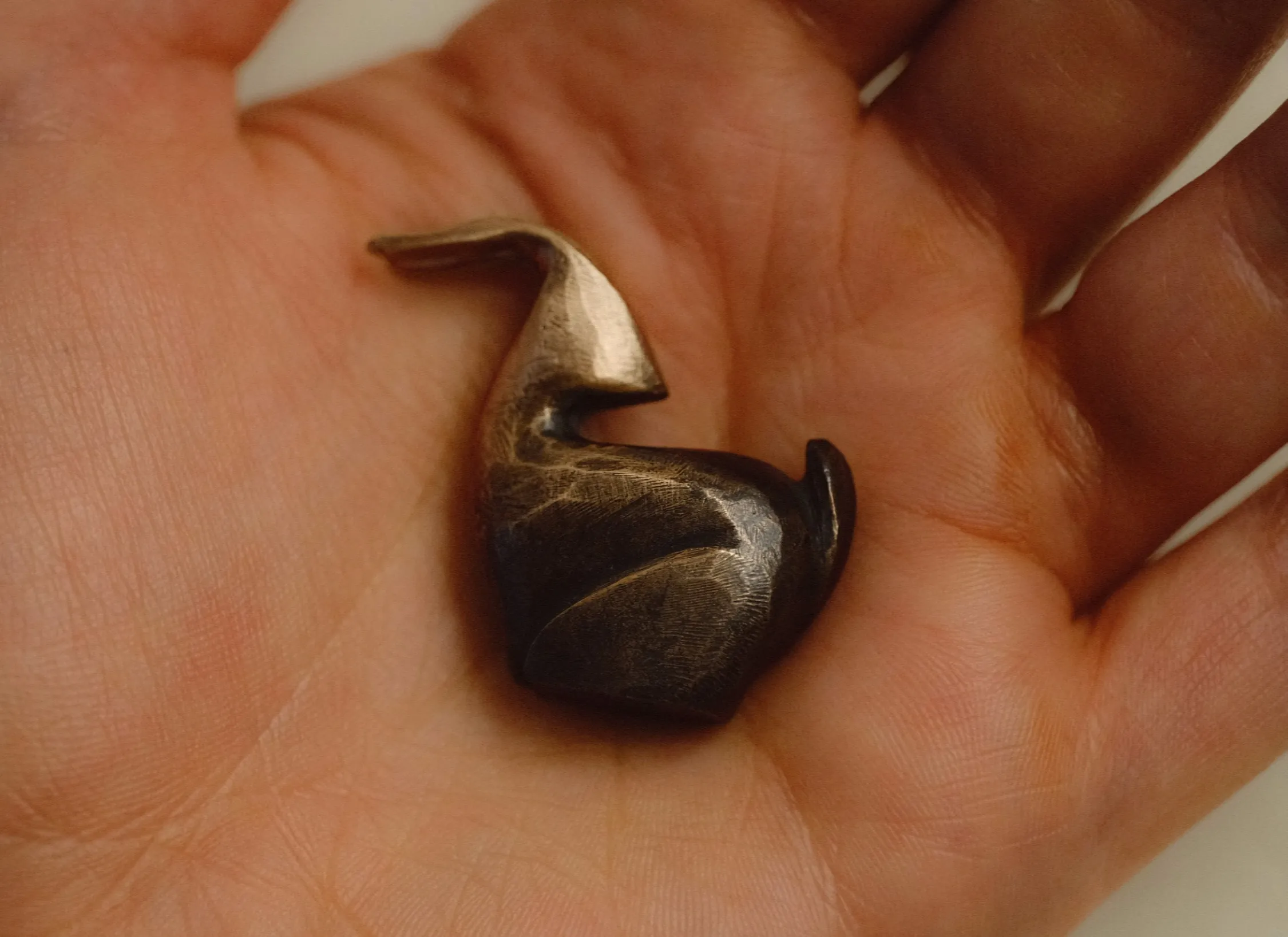 Yaël, held in the hand